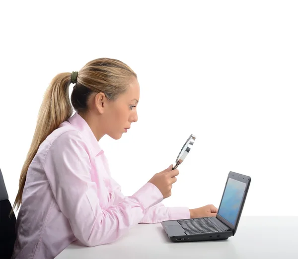 Деловая женщина проверяет свой компьютер — стоковое фото