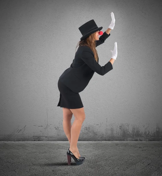 Affärskvinna spelar på mime — Stockfoto