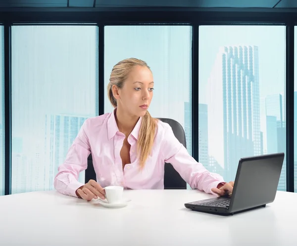 Businesswoman drinking a coffee — Stock Photo, Image