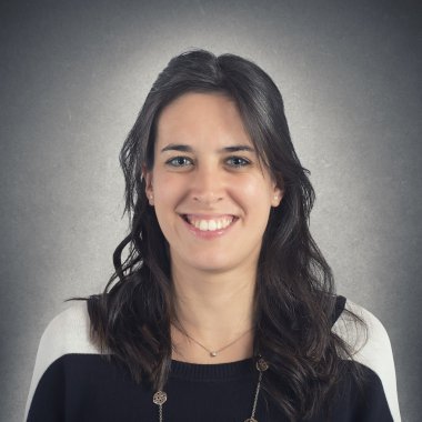 Genç, gülümseyen kadın