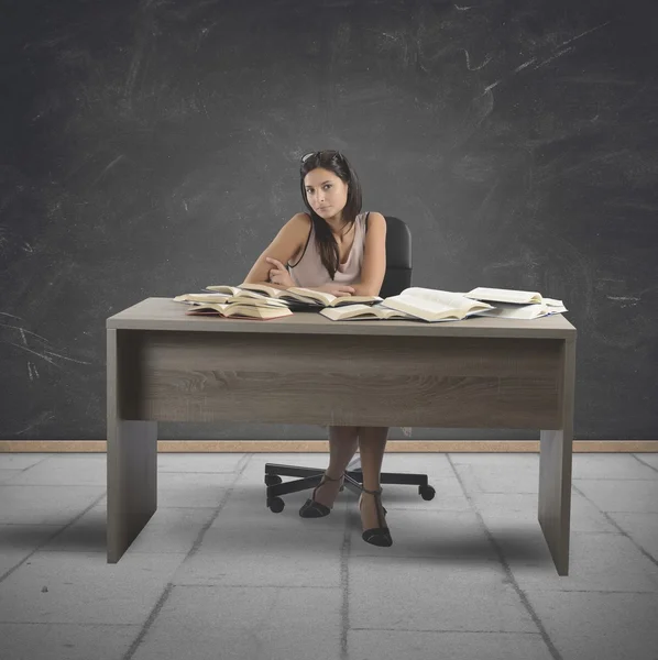 Jonge leraar op een school — Stockfoto