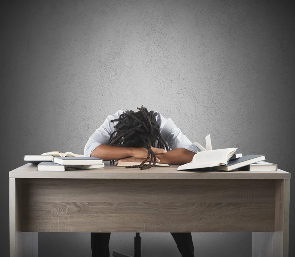 Homem cansado de estudar — Fotografia de Stock