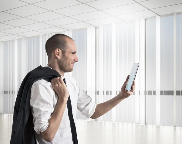 Empresário com tablet digital — Fotografia de Stock