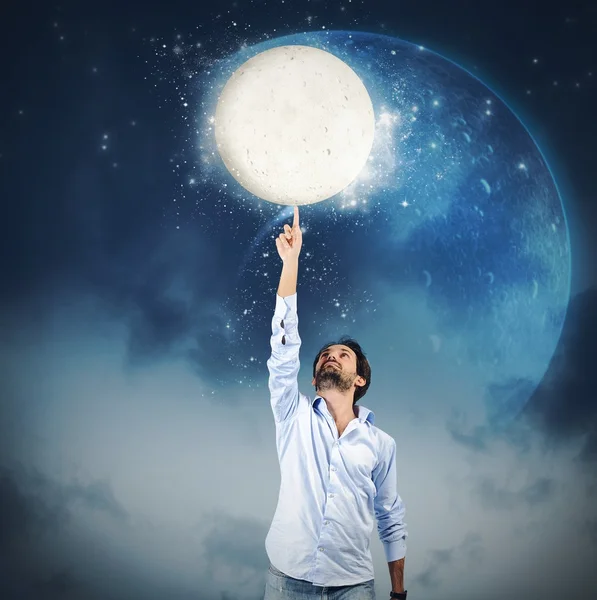 Uomo toccare la luna — Foto Stock