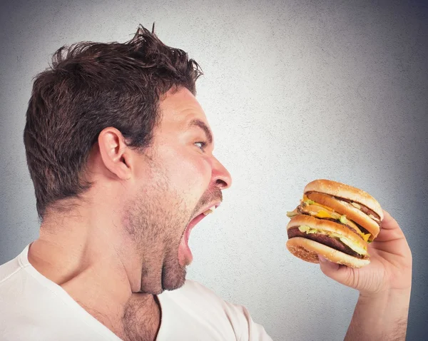 Homem comendo um sanduíche — Fotografia de Stock