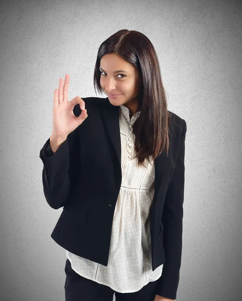 Mujer de negocios con signo de ok — Foto de Stock