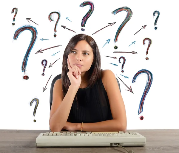 Businesswoman does the questions — Stock Photo, Image