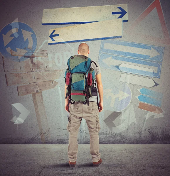 Traveler undecided which way to go — Stock Photo, Image