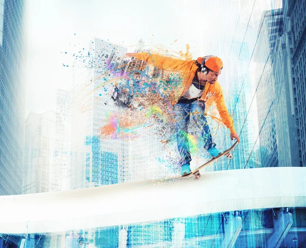 Skateboarder riding through the city — Stock Photo, Image