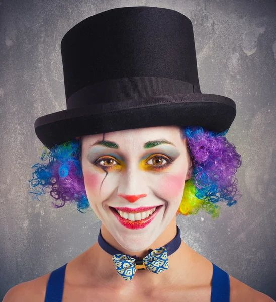 Улыбающаяся женщина-клоун — стоковое фото