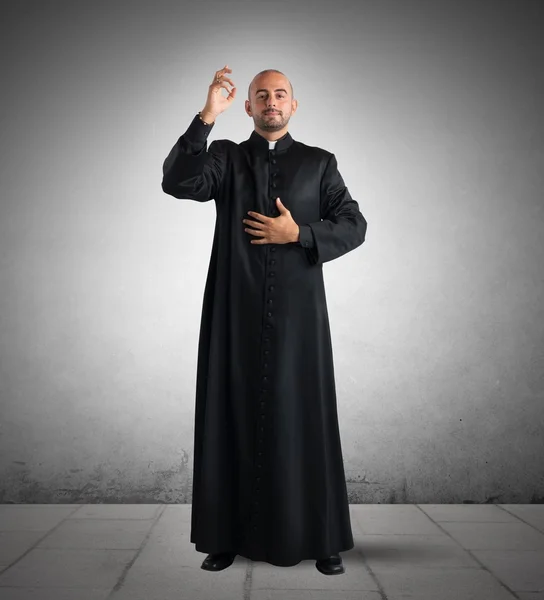 Priest is a blessing to the faithful — Stock Photo, Image