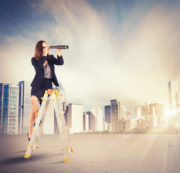 Geschäftsfrau auf der Suche nach neuen Zielen — Stockfoto