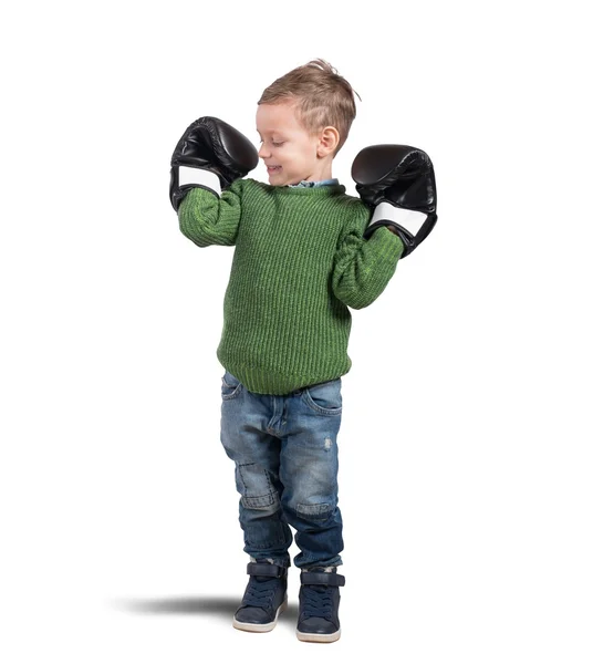 Chico admira sus pequeños músculos — Foto de Stock