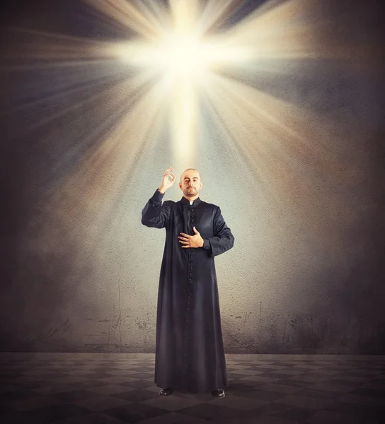 Priest is a blessing to the faithful — Stock Photo, Image