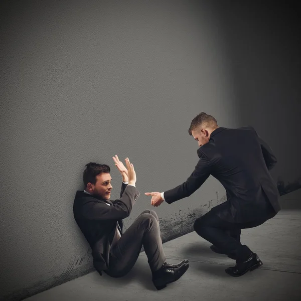 Zakenman helpt een collega — Stockfoto