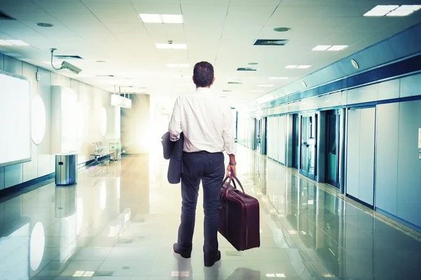 Бизнесмен в аэропорту готов к путешествию — стоковое фото
