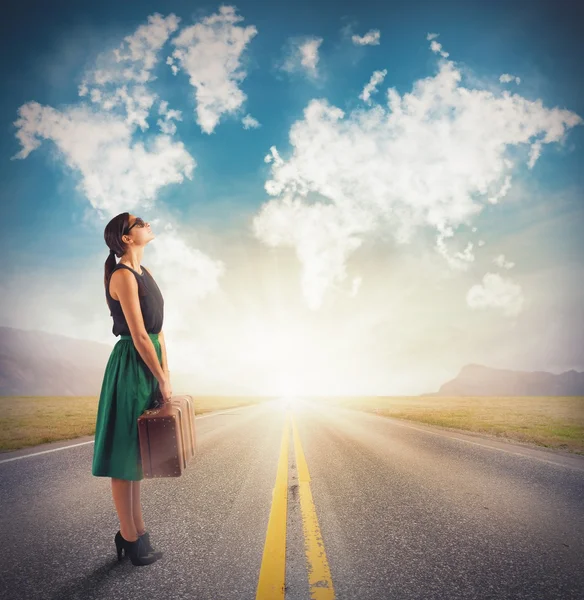 Woman sees next destination — Stock Photo, Image