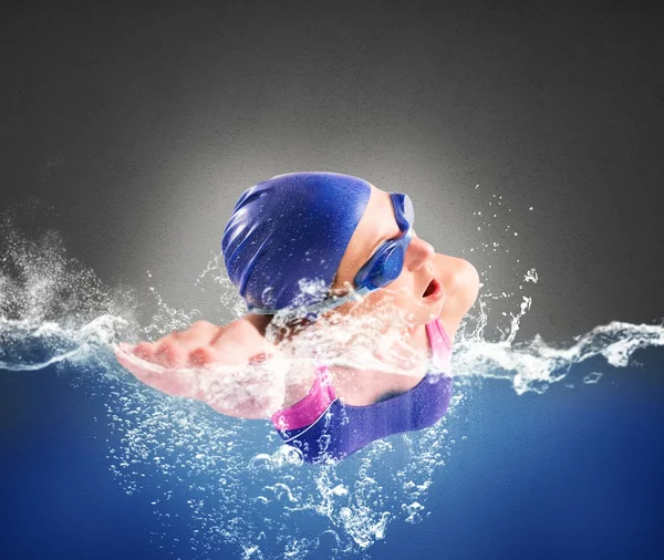 Meninas nadam na piscina — Fotografia de Stock