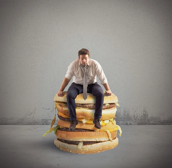Zakenman zittend op sandwich — Stockfoto