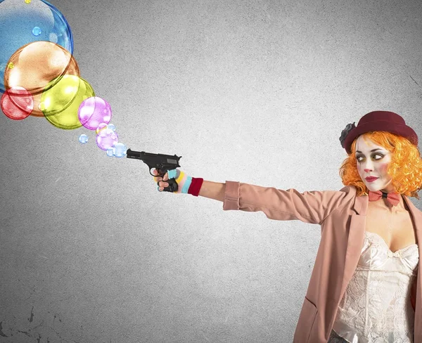 Woman clown thief shoots bubbles — Stock Photo, Image