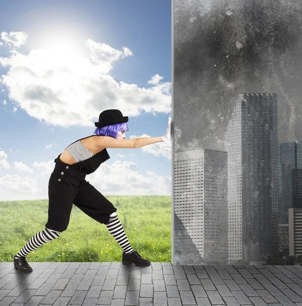 Mujer payaso cambia el medio ambiente — Foto de Stock