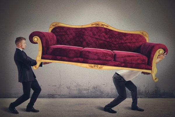 Men carrying a sofa — Stock Photo, Image