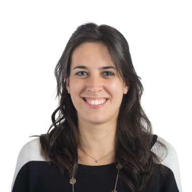 Gülümseyen genç kadın