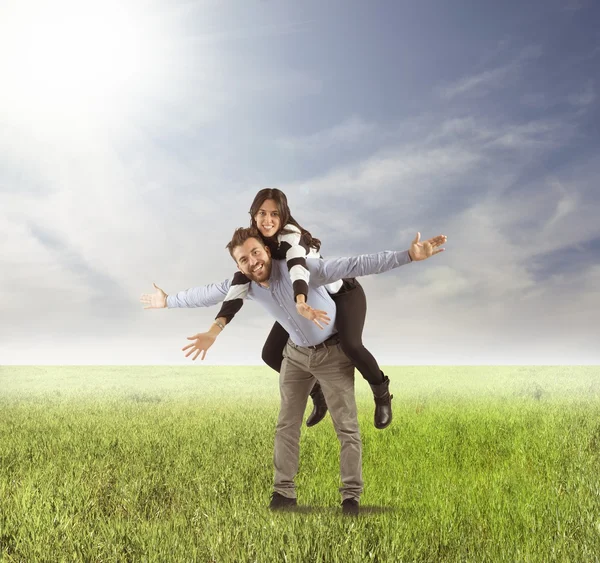 Man zijn vriendin meeliften — Stockfoto