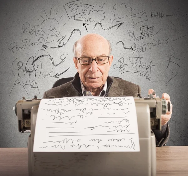 Old man writes with typewriter — Stock Photo, Image