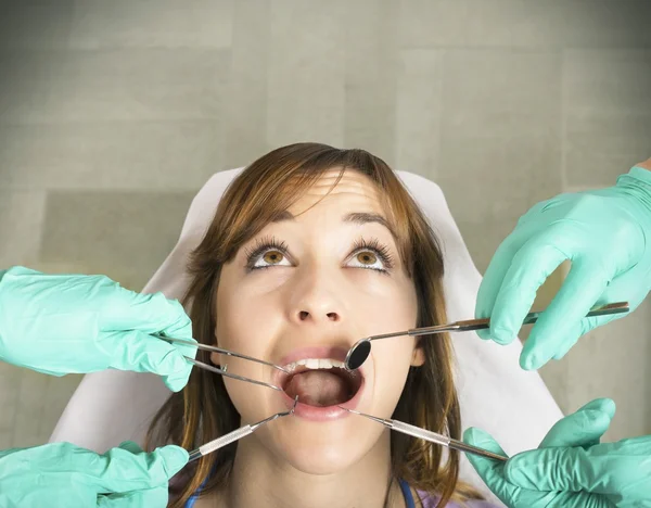 Chica en la clínica de dentistas —  Fotos de Stock