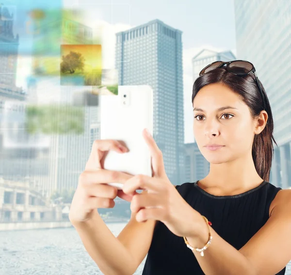 Woman photographs the city — Stock Photo, Image