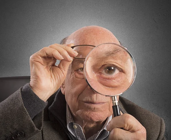 Pria tua dengan kaca pembesar. — Stok Foto