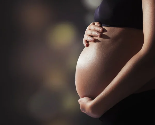 Mulher grávida tocando sua barriga — Fotografia de Stock