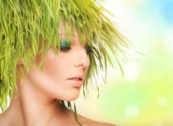 Žena s vlasy čerstvé trávy — Stock fotografie