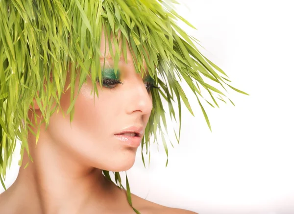 Kvinna med färskt gräs hår — Stockfoto