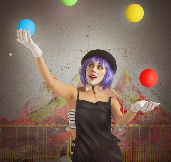 Клоун играет с разноцветными шарами — стоковое фото