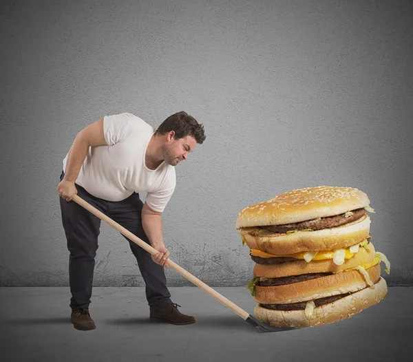 Man liften een gigantische sandwich — Stockfoto