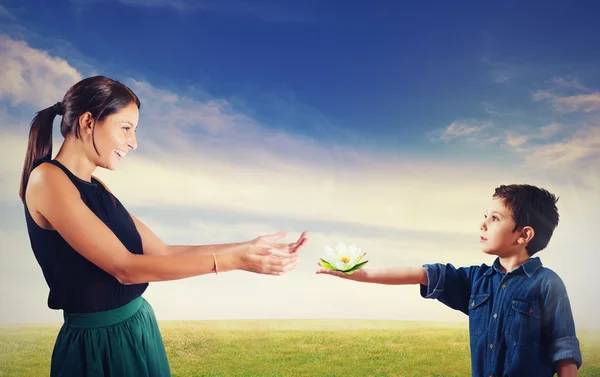 子は、女性に花を与える — ストック写真