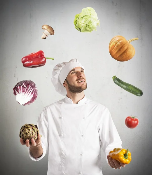 Koch spielt mit dem Gemüse — Stockfoto