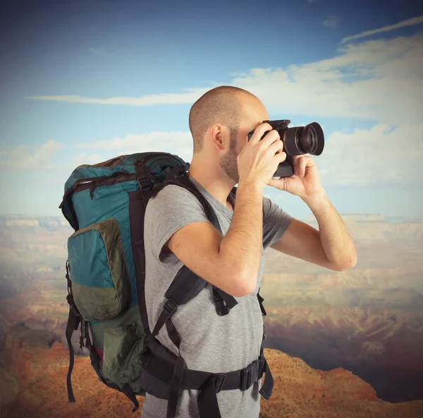 Explorer photographing landscapes — Stock Photo, Image