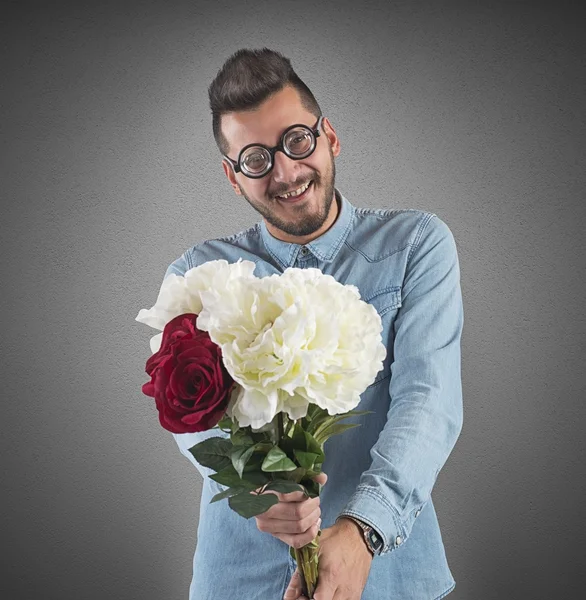 Adam bir çiçek buketi ile — Stok fotoğraf