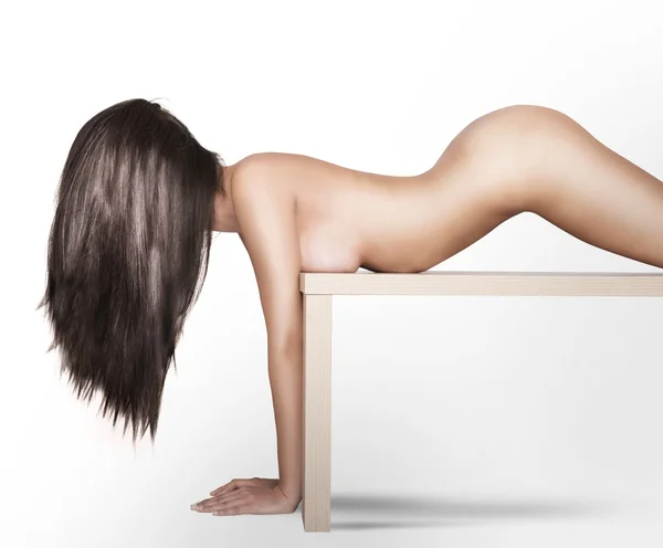 Donna nuda su un tavolo — Foto Stock