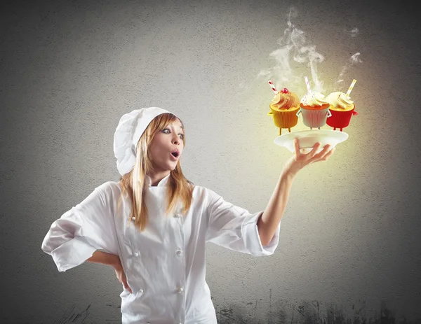 Kvinnan kock förvånad av bakverk — Stockfoto