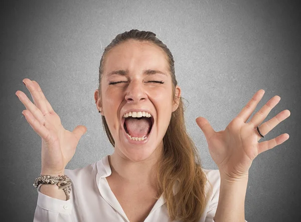 Отчаянная деловая женщина кричит — стоковое фото