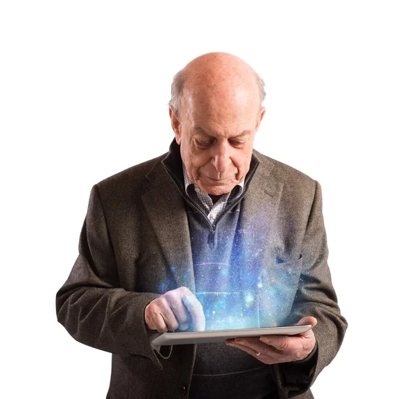Starší muž používá digitální tabletu — Stock fotografie