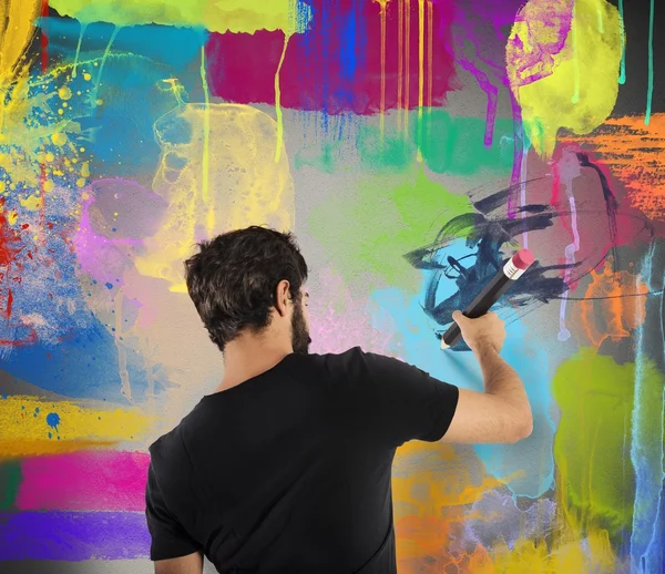 Creative man painting a wall — Stock Photo, Image