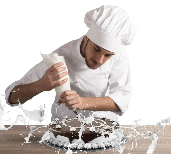 Konditor dekoriert einen Kuchen — Stockfoto