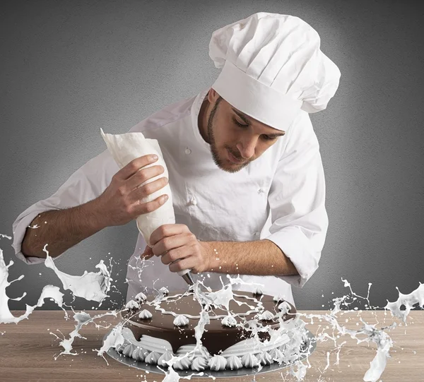 Pastry chef decorates a cake — Stock Photo, Image