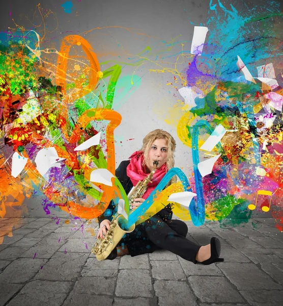 Girl musician plays saxophone — Stock Photo, Image