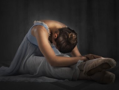Klasik dansçı germe yapıyor